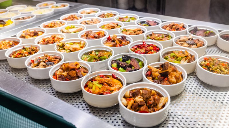 在零食批发市场中，产品种类繁多，新手应掌握以下分类：